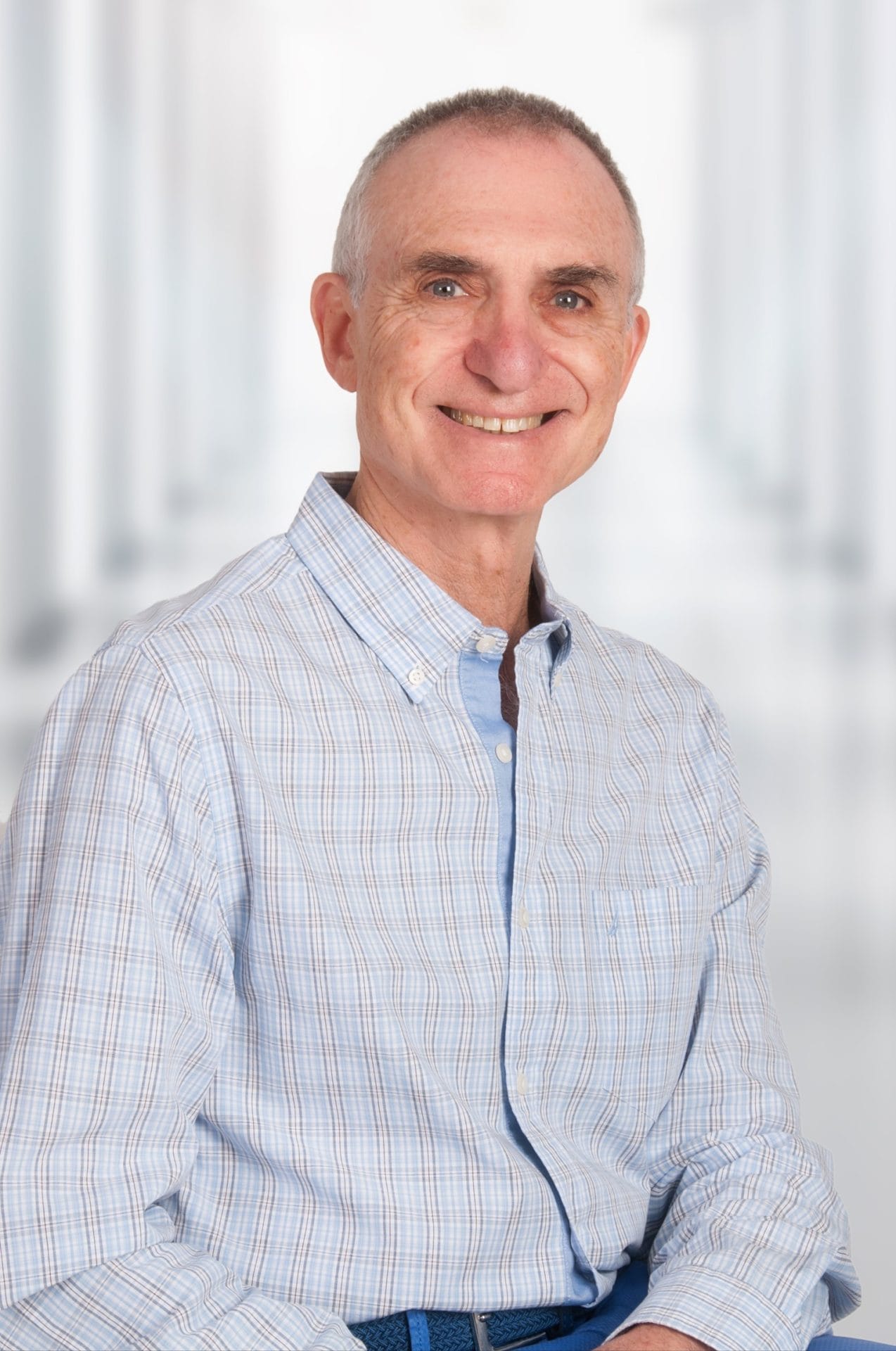 El Dr. José Luis Cabouli es referente mundial en la Terapia de Vidas Pasadas (TVP) con 37 años de experiencia, abiendo realizado más de 8,600 regresiones y con 8 obras publicadas.