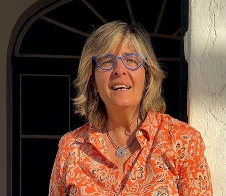 Coautora del libro Deja que el té cuente.