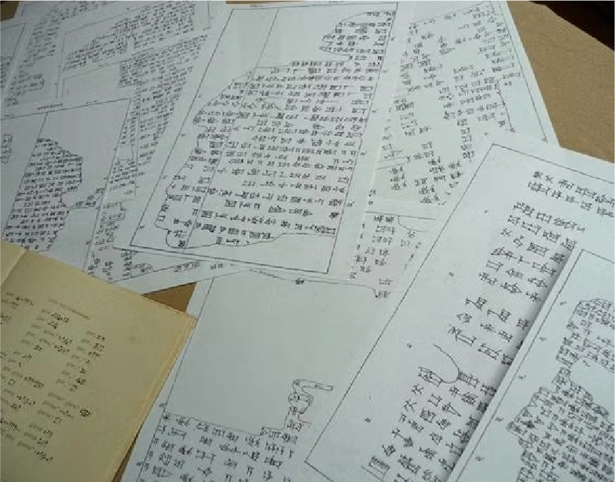 Planchas de trabajo del autor - facsímiles de las tablillas sumerias de la Serpiente, el Jardín y la Caída del Hombre (serie CBS de la Universidad de Pensilvania).