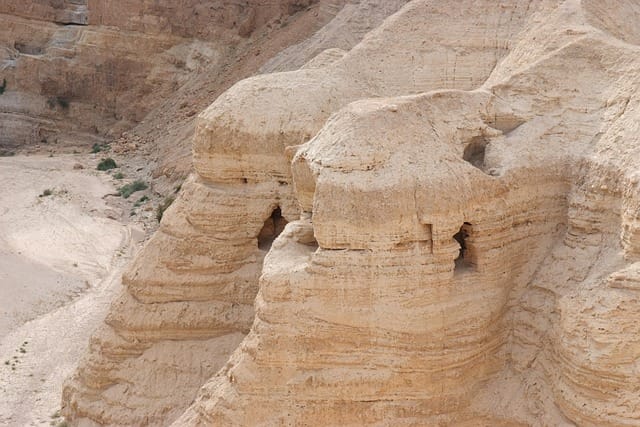 Qumrán es un sitio arqueológico localizado en Cisjordania, en el norte del Valle del Mar Muerto y administrado por el Parque Nacional Qumran​debido.