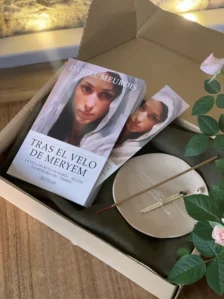 Cofre que contiene libro, quemador de incienso, incienso y cerillas.